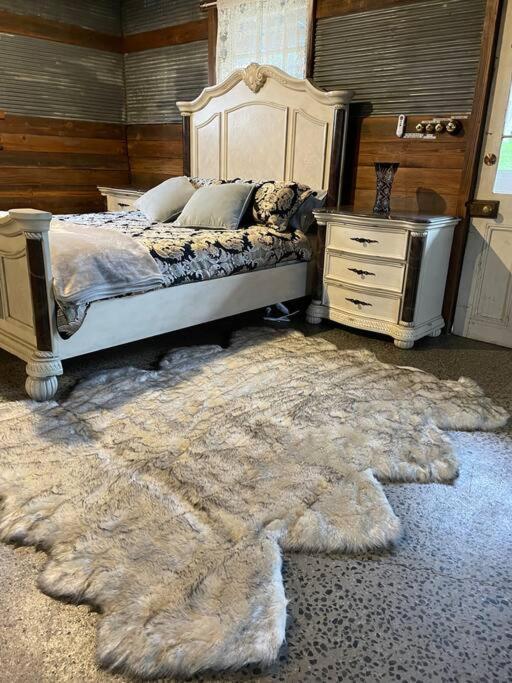 Villa Unique, Rustic Stone Canadian